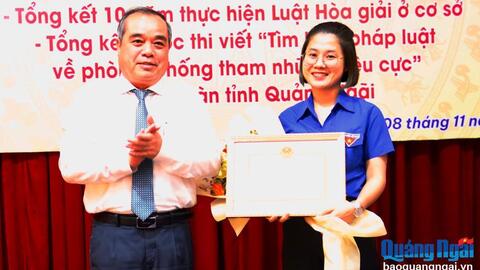 Trao giải Cuộc thi viết “Tìm hiểu pháp luật về phòng, chống tham nhũng, tiêu cực”