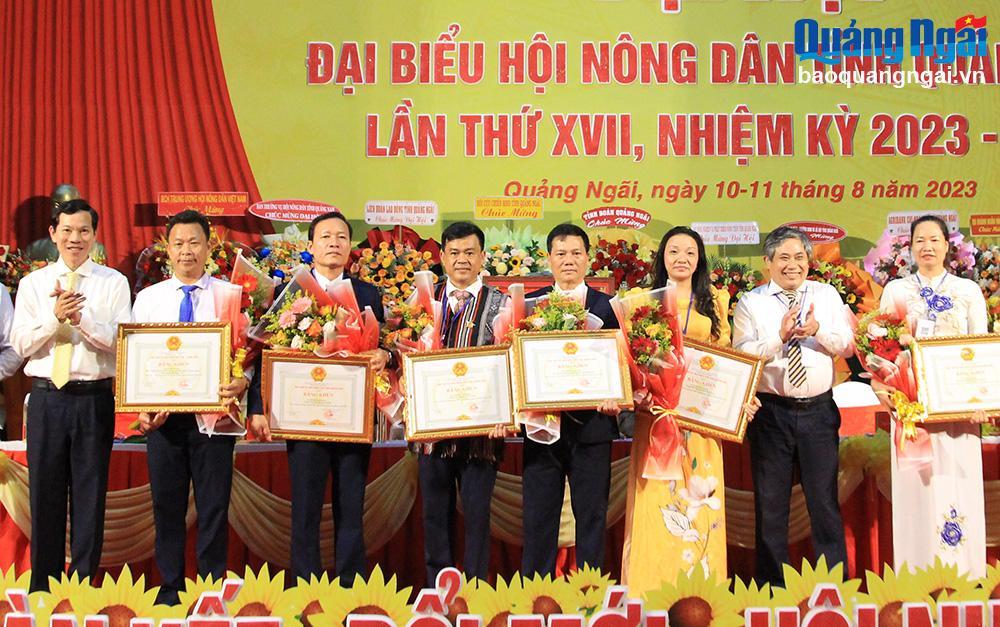 Trưởng ban Dân vận Tỉnh ủy, Chủ tịch Ủy ban MTTQ Việt Nam tỉnh Võ Thanh An và Trưởng ban Tổ chức Tỉnh ủy Lữ Ngọc Bình trao Bằng khen của UBND tỉnh cho các cá nhân.