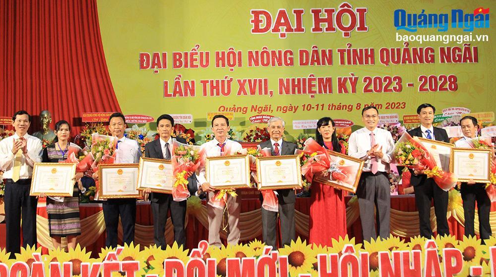 Trưởng ban Dân vận Tỉnh ủy, Chủ tịch Ủy ban MTTQ Việt Nam tỉnh Võ Thanh An và Chủ nhiệm Ủy ban Kiểm tra Tỉnh ủy Võ Văn Quỳnh trao Bằng khen của UBND tỉnh cho các tập thể.