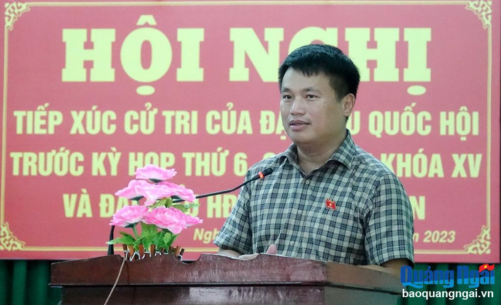 Phó Bí thư Thường trực Tỉnh ủy, Trưởng đoàn ĐBQH tỉnh Đặng Ngọc Huy phát biểu tại buổi tiếp xúc cử tri.