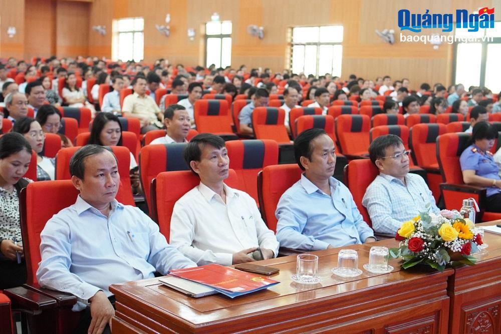 Các đại biểu tham dự buổi tiếp xúc, đối thoại.