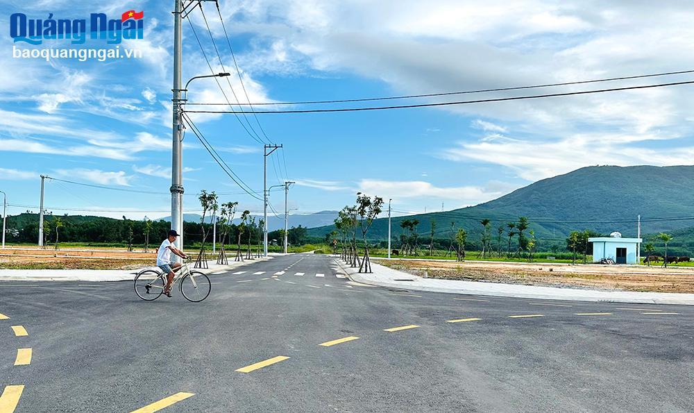 Hạ tầng khu tái định cư xã Hành Thịnh (thuộc dự án thành phần Quảng Ngãi - Hoài Nhơn, đoạn qua huyện Nghĩa Hành) đã hoàn thành, người dân nhận đất, chuẩn bị làm nhà ở.