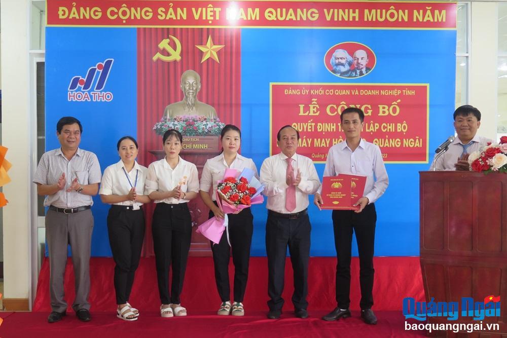 Lãnh đạo Ban Tổ chức Tỉnh ủy và Đảng ủy Khối Cơ quan và Doanh nghiệp tỉnh trao Quyết định thành lập Chi bộ Nhà máy May Hòa Thọ - Quảng Ngãi