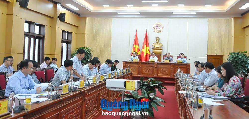 Các thành viên UBND tỉnh dự họp.