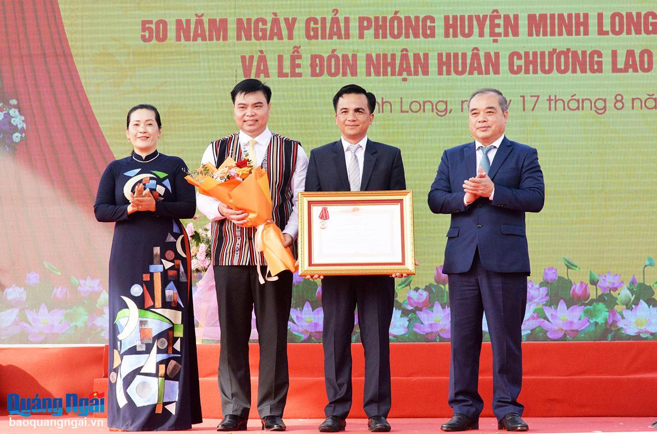 Thừa ủy quyền của Chủ tịch nước, Phó Bí thư Tỉnh ủy Đinh Thị Hồng Minh và Phó Chủ tịch Thường trực UBND tỉnh Trần Hoàng Tuấn trao Huân chương Lao động hạng Ba cho lãnh đạo huyện Minh Long.