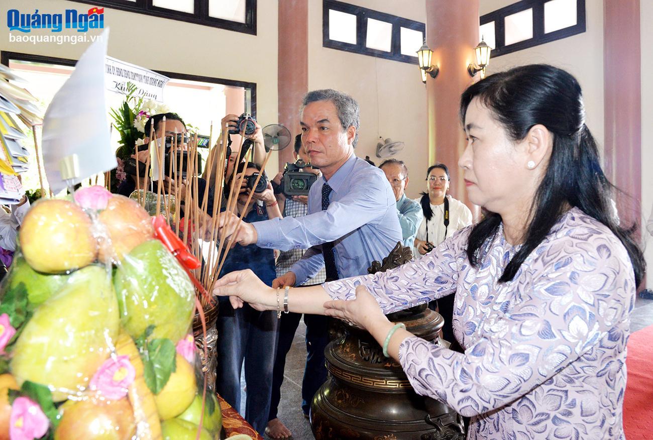 Trưởng ban Tuyên giáo Tỉnh ủy Quảng Ngãi Đặng Ngọc Dũng và Trưởng ban Tuyên giáo Tỉnh ủy Tiền Giang Châu Thị Mỹ Phương dâng hương.