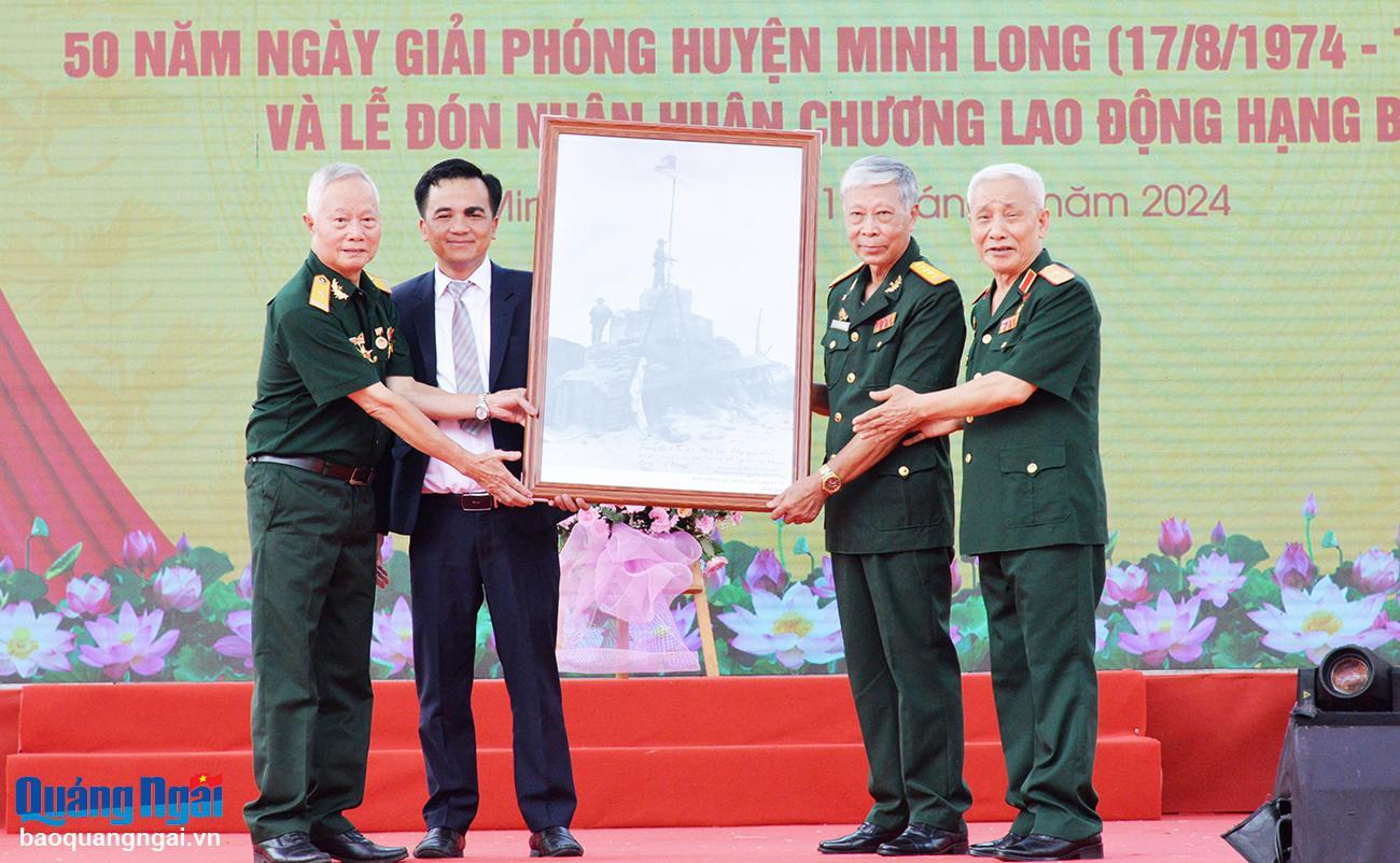 Đại diện Ban liên lạc cựu chiến binh Lữ đoàn 52 tặng bức tranh cắm cờ Minh Long vào ngày 17/8/1974.