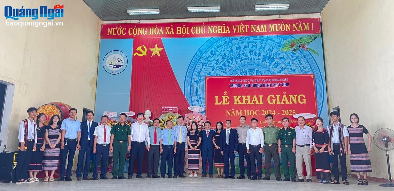 Các đại biểu chụp hình lưu niệm cùng giáo viên, học sinh của Trường Phổ thông Dân tộc nội trú THPT tỉnh.