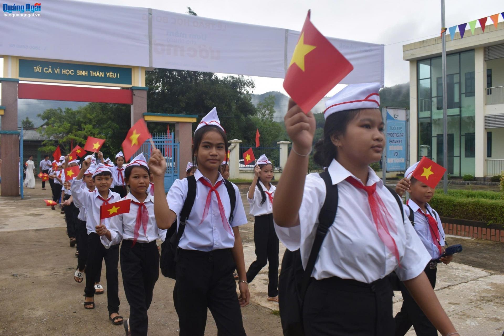 Học sinh huyện Sơn Hà hân hoan trong lễ khai giảng năm học mới.