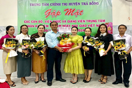 Phó Bí thư Thường trực Huyện uỷ Phạm Minh Long tặng hoa chúc mừng các Giảng viên kiêm nhiệm Trung tâm Chính trị huyện nhân ngày Nhà giáo Việt Nam 20/11